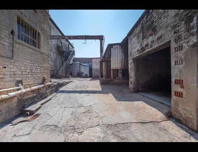 1,140M² BUILDING FOR SALE IN CITY & SUBURBAN